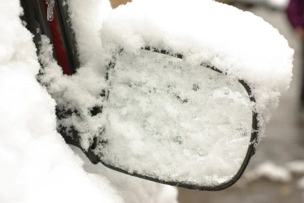Lustro samochodu pokryte śniegiem — Zdjęcie stockowe