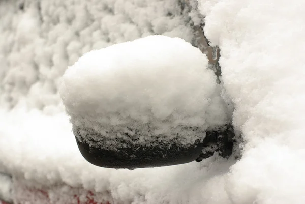 Bil spegel täckt med snö — Stockfoto