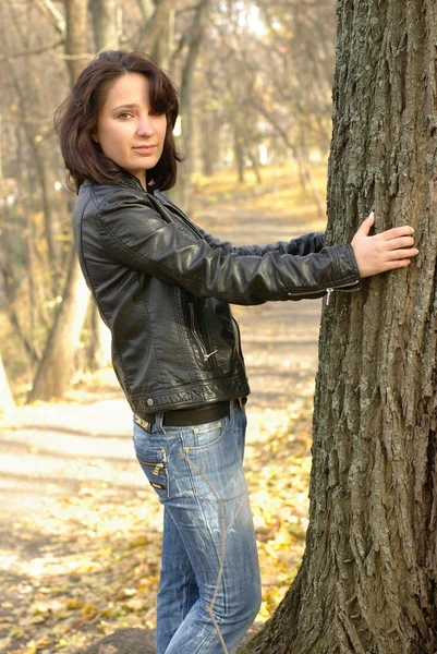 Flicka nära trädet — Stockfoto