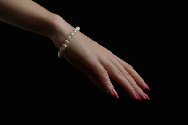 Main avec un bracelet — Photo