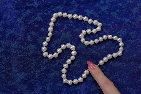 Perle di perle sullo sfondo blu — Foto Stock