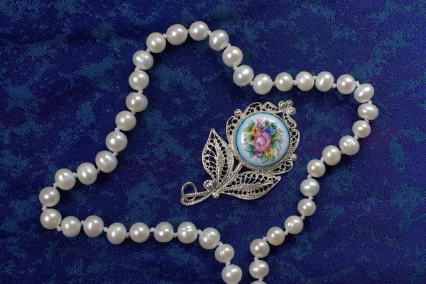 Cuentas de perlas y un colgante de plata — Foto de Stock
