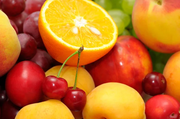 Fruits et légumes frais isolés — Photo