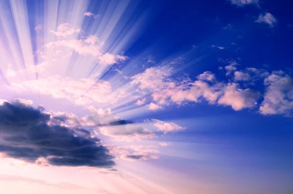 Slunce na modré obloze — Stock fotografie