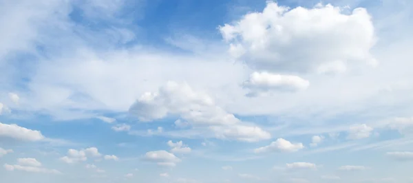 Wolken in de blauwe lucht — Stockfoto