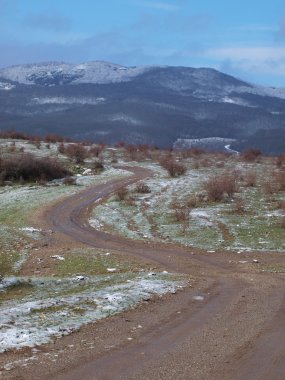 Dağlarda ilkbahar manzarası