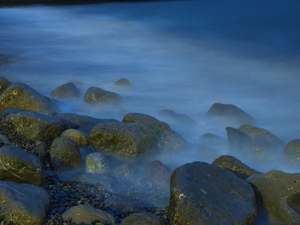 Mar misterioso com pedras — Fotografia de Stock