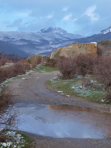 Dağlarda ilkbahar manzarası