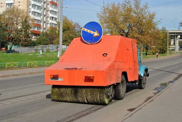 Автомобиль, который убирает мусор с асфальта, дорогой в Москве — стоковое фото