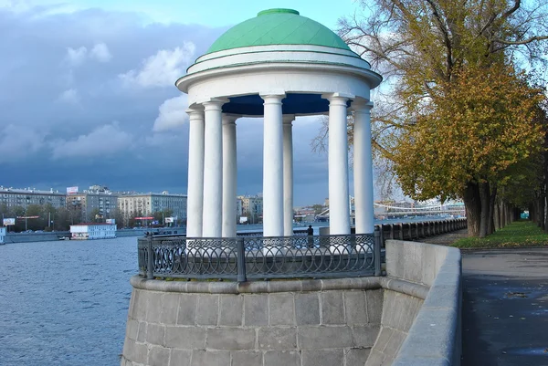 Klassischer weißer Pavillon auf dem Vergnügungspark am Wasser in Moskau — Stockfoto