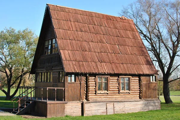 Prosty rosyjski dziennik drewniany dom — Zdjęcie stockowe
