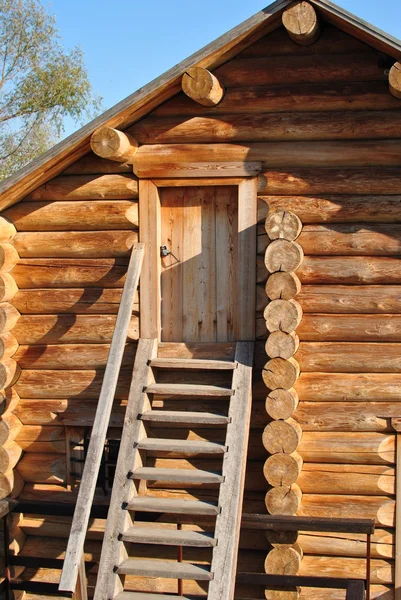 ハシゴをロシアの伝統的木造住宅 — ストック写真