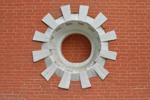 Dekorasi batu di dinding dalam bentuk matahari — Stok Foto