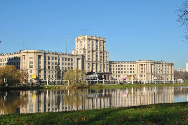 Пруд в парке Лефортово и дом советского стиля — стоковое фото
