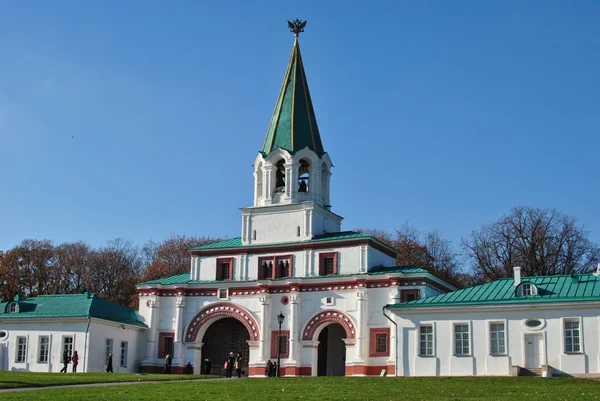 Puertas y una torre en el pueblo de Kolomenskoye —  Fotos de Stock