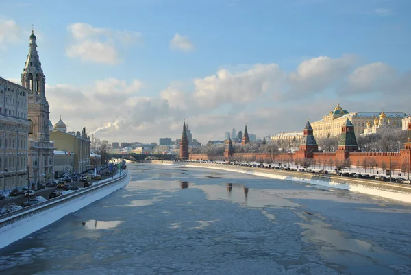 Rode Bakstenen Muren Van Beroemde Kremlin Moskou Met Haar Kerken — Stockfoto