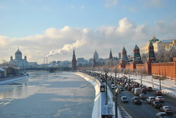 有名なモスクワのクレムリン宮殿教会群の赤レンガの壁 — ストック写真