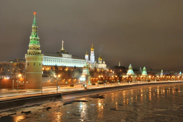有名なモスクワのクレムリン宮殿教会群の赤レンガの壁 — ストック写真