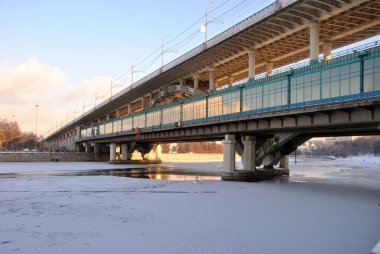 Metro Köprüsü yol ve istasyon 