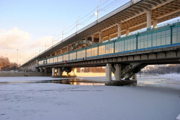 Metro Köprüsü Yol Istasyon Vorobyovy Kanlı Moskova Nehri Üzerinden — Stok fotoğraf