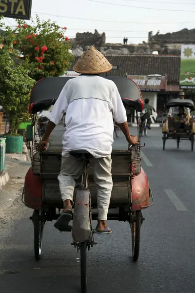 Trehjuling rickshaw förare yogyakarta — Stockfoto