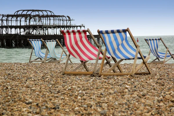 Chaises longues plage Brighton jetée ouest — Photo