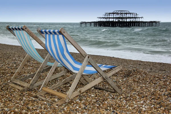 Chaises longues plage Brighton jetée ouest — Photo