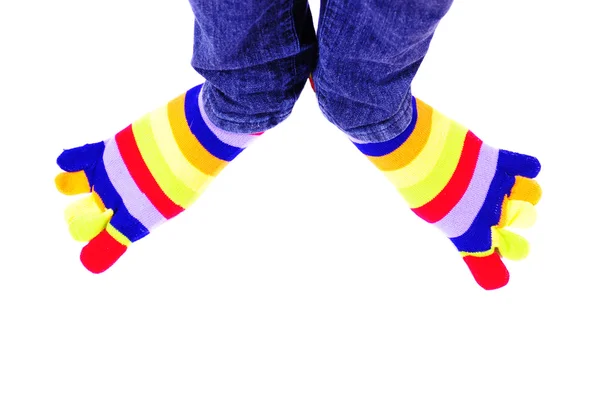 Füße Tragen Bunt Gestreifte Socken Isoliert Auf Weiß — Stockfoto