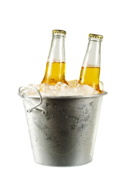 Duas Garrafas Cerveja Pescoço Longo Balde Com Gelo Isolado Branco — Fotografia de Stock