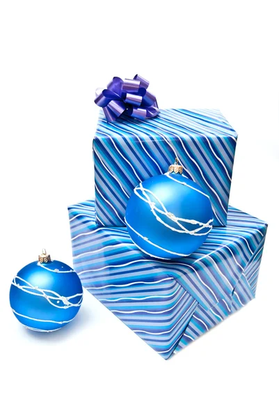 Weihnachtskugeln und Geschenke — Stockfoto