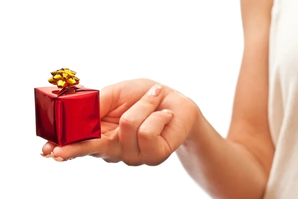 Caixa de presente vermelho na mão da mulher — Fotografia de Stock