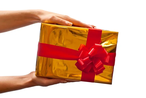 Caja de regalo amarillo en la mano de la mujer —  Fotos de Stock