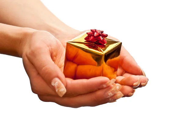 Золотая подарочная коробка в руке женщины — стоковое фото