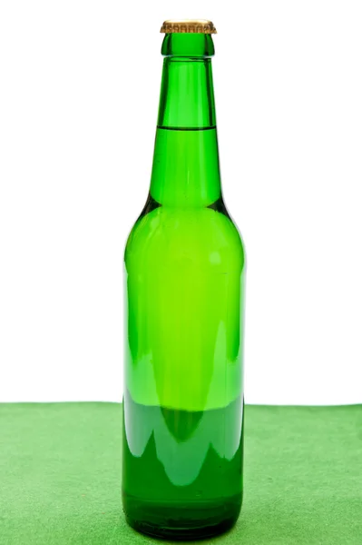 Bier in grüner Flasche — Stockfoto