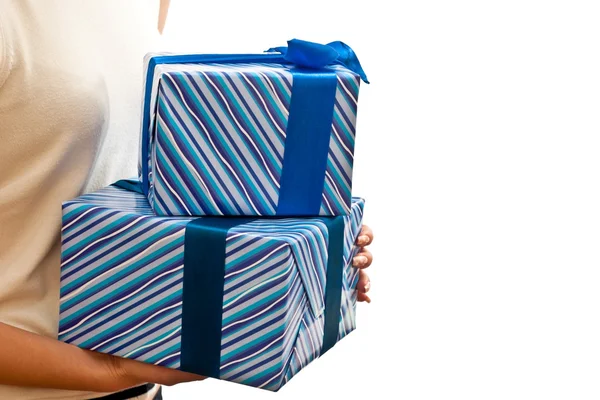Caixas de presentes azuis nas mãos — Fotografia de Stock