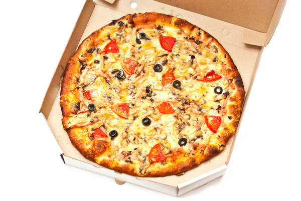 Pizza v bílém poli — Stock fotografie