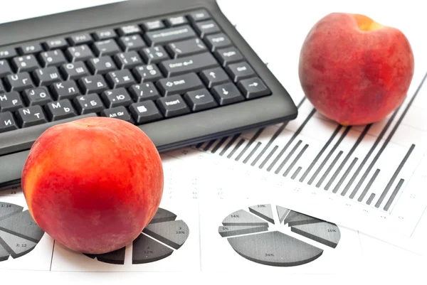 Персики с офисными данными — стоковое фото