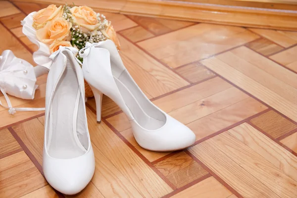 Bouquet and shoes — Stock Photo, Image