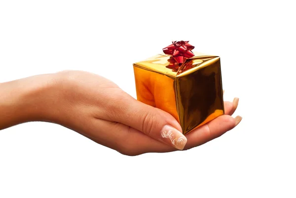 Caixa de presente de ouro na mão da mulher — Fotografia de Stock