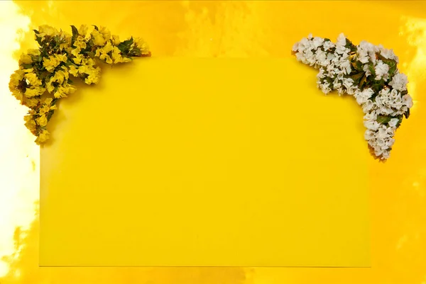 Cartão de saudação em amarelo — Fotografia de Stock
