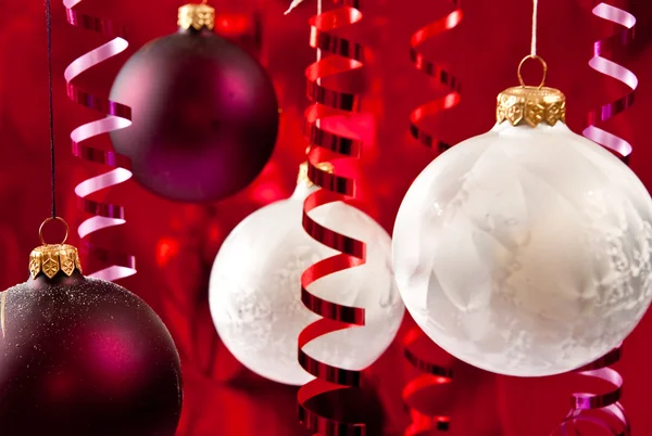 Witte en rode kerstballen — Stockfoto