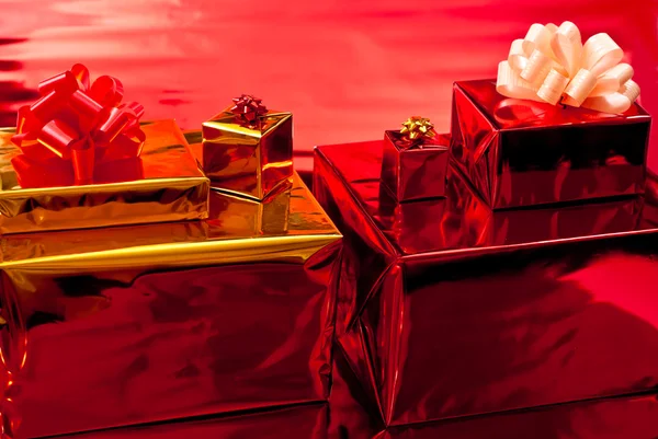 Rote und gelbe Geschenkboxen — Stockfoto