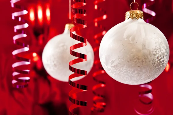Witte kerstballen — Stockfoto