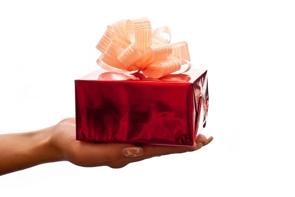 Červená dárková krabička v ženské ruce — Stock fotografie