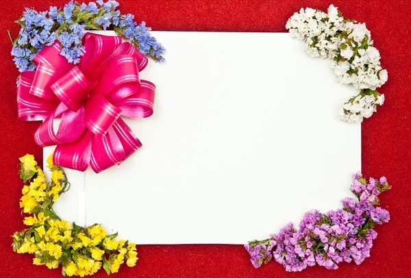 Gratulationskort med rosa rosett — Stockfoto