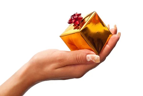 Weibliche Hand hält Geschenkbox — Stockfoto