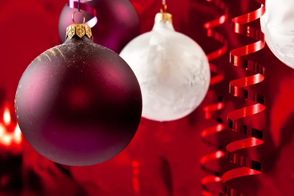 Witte en rode kerstballen — Stockfoto