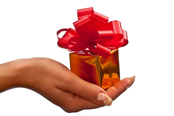 Gouden geschenk doos in de hand van vrouw — Stockfoto