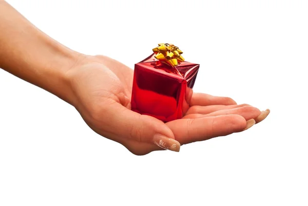 Caixa de presente vermelho na mão da mulher — Fotografia de Stock