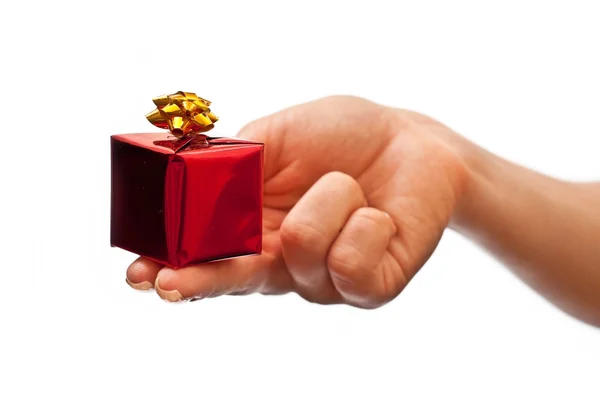 Κόκκινο δώρο κουτί στο χέρι της γυναίκας — Φωτογραφία Αρχείου
